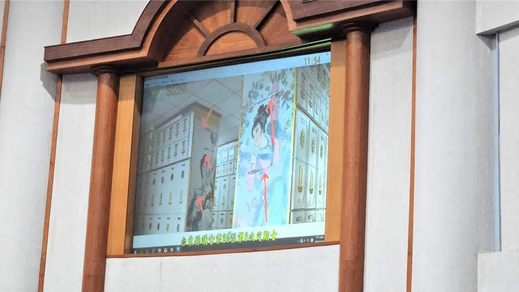 卑南鄉公所管轄的初鹿朝安堂納骨塔為防震安全，以繩索加固塔位。（圖/中國時報）