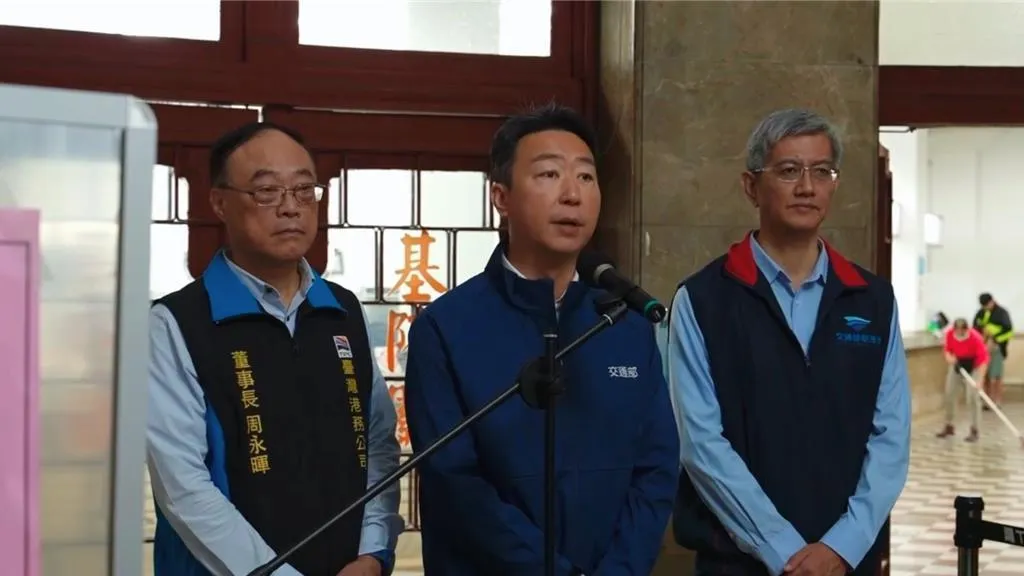 交通部長陳世凱11日一早前往基隆港視察防颱整備情形。（圖／中時徐佑昇攝）