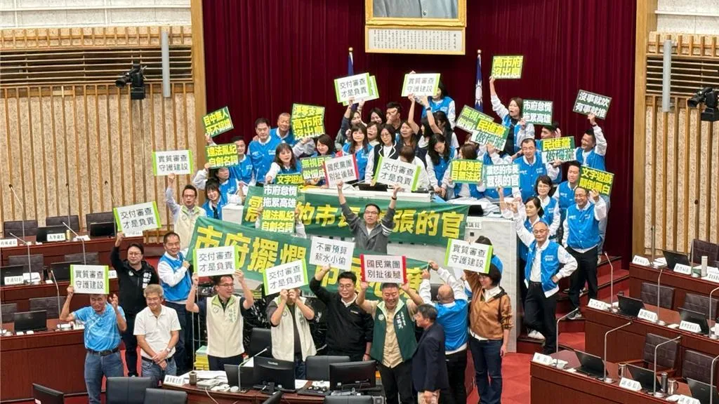 國民黨團開嗆「震怒的市長,囂張的官」。(圖/中時)
