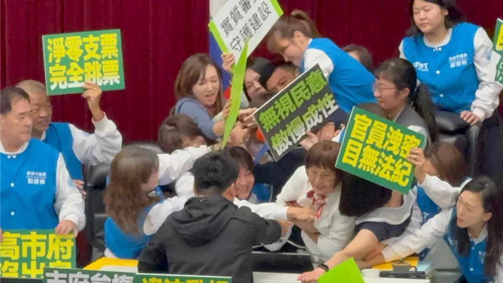 高雄市議會朝野爆發肢體衝突。(圖/中時)