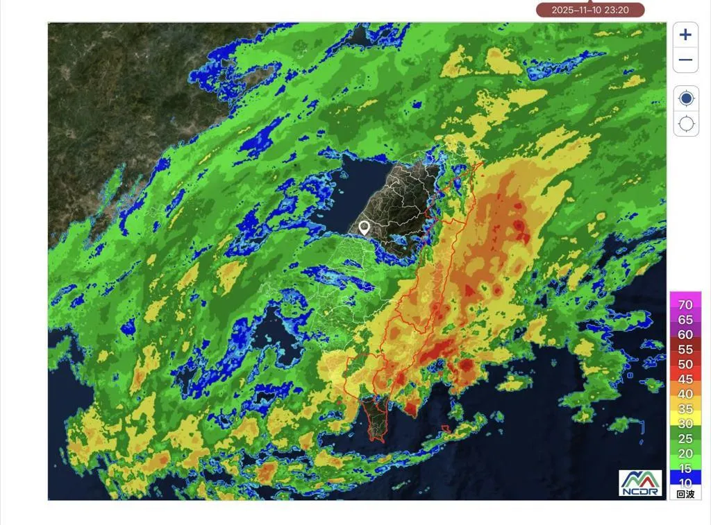 隨著鳳凰颱風逐漸逼近台灣，暴風圈已進入西南方近海，為全台帶來顯著的風雨影響。然而，網友在社群平台上發現，中部地區卻出現了一個被稱為「神秘結界」的現象，讓台中成為唯一未受風雨影響的區域。（圖／翻攝自NCDR）