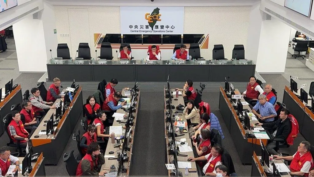 中央災變中心11日晚間表示,受颱風鳳凰影響,大豪雨造成宜蘭縣仍有49處積淹水,目前全國一般災情共計158件、33傷。(圖/中央災變中心提供)