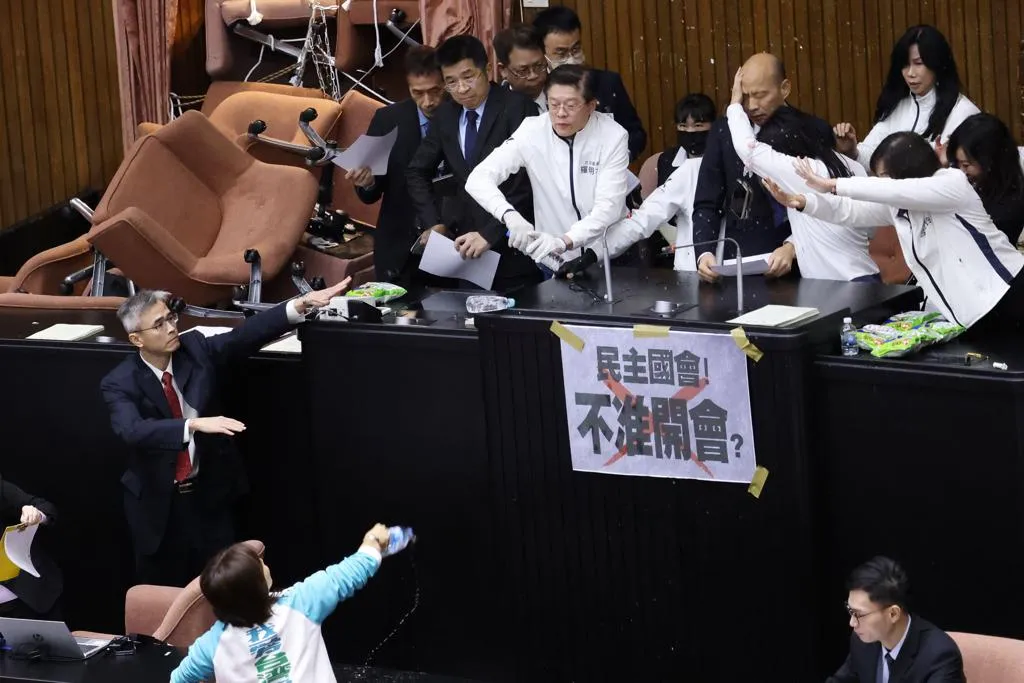 圖為邱議瑩向韓國瑜潑水。(圖/資料照)