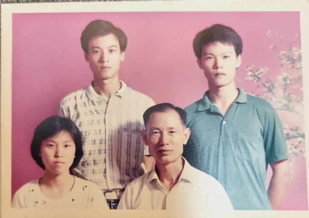 尹昭德（左後）與弟妹及爸爸合影。（圖／尹昭德提供）