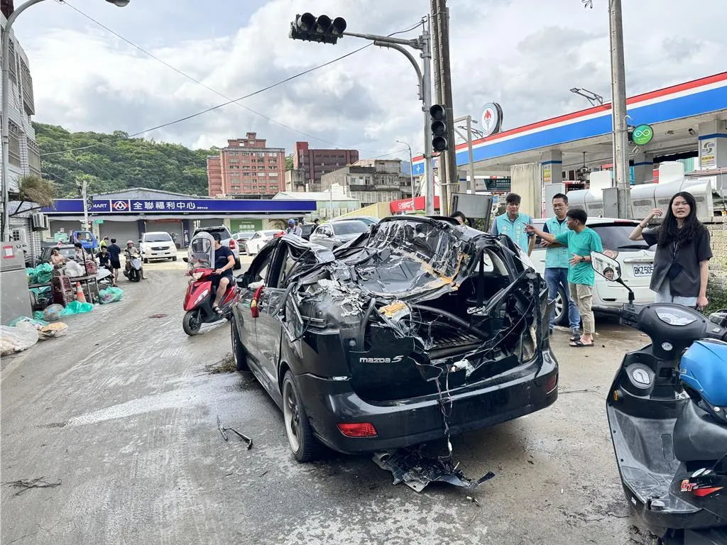 軍方出動AAV7兩棲突擊車涉水救援時，不慎壓毀兩輛民眾車輛。（圖／中國時報，吳佩蓉攝）