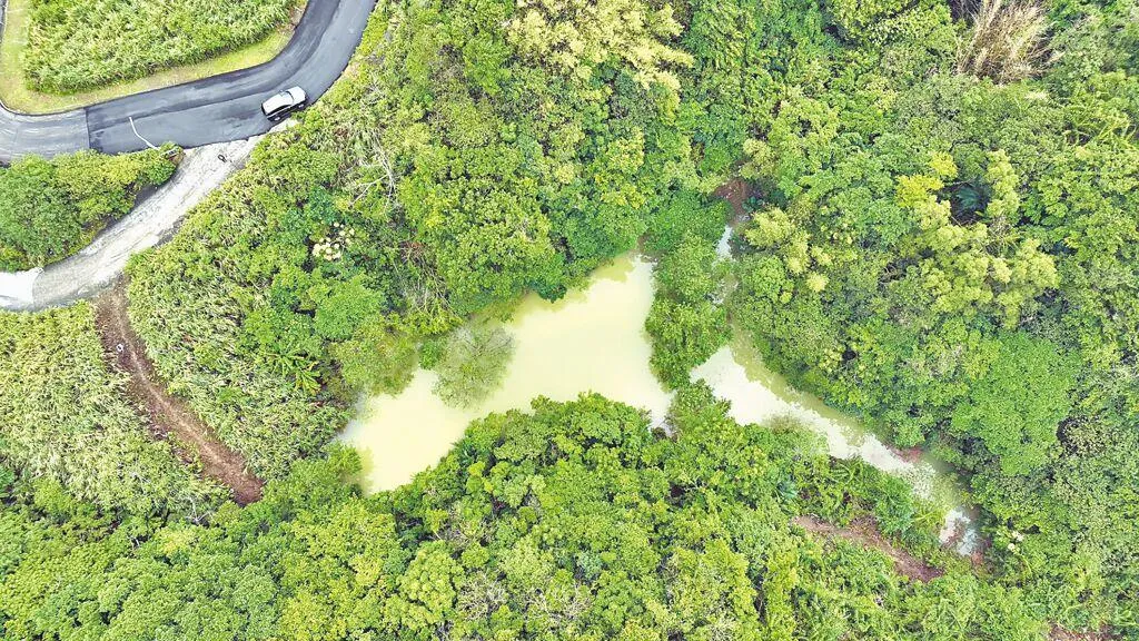 基隆市調和街近日因為颱風帶來的強降雨，發現了一處疑似「堰塞湖」，引發民眾關注。（圖／翻攝自中時新聞網）