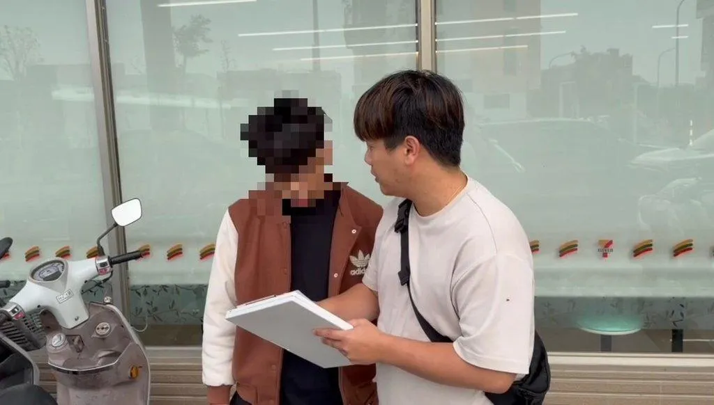 1名婦人看見臉書廣告「政府普發一萬元補助」訊息，填寫個人資料及通訊軟體LINE聯繫方式，導致金融卡被騙走，檢警12日拘提陳姓嫌犯（左）到案。（圖／嘉義地檢署提供）