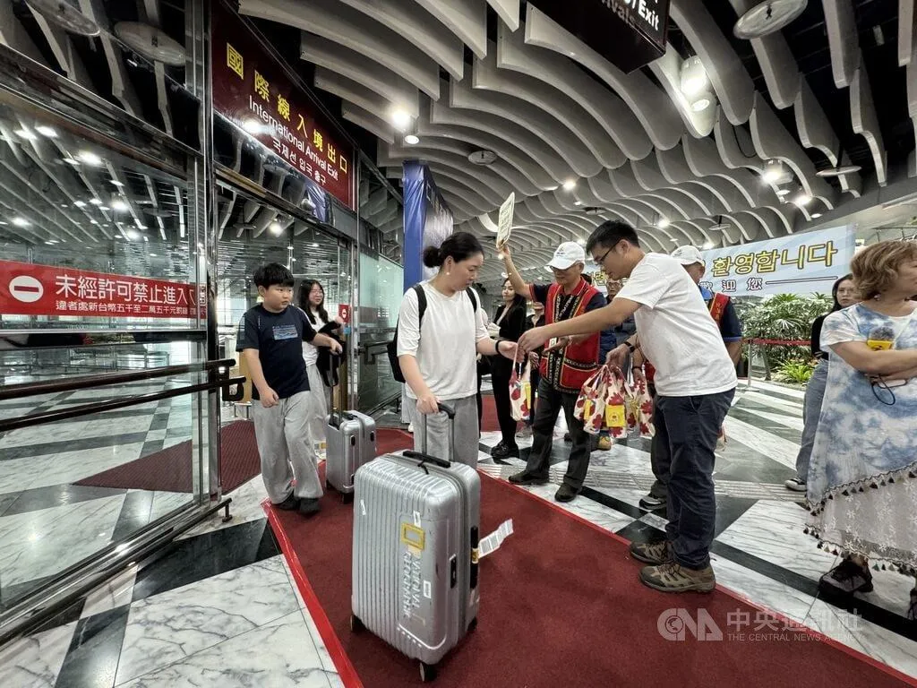 韓國仁川－花蓮直航航線13日重新啟航，首航班機迎來132名旅客，花蓮縣政府還特別準備珍珠奶茶迎賓。觀光處長余明勲表示，仁川直飛花蓮不是只是航線重啟，更象徵花蓮再次走向國際舞台。（圖／中央社記者張祈攝）