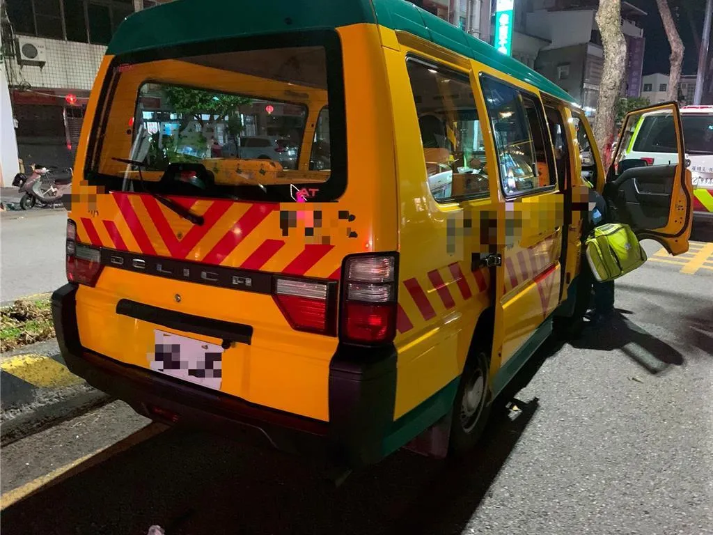 台中娃娃車司機突發腦溢血自撞安全島。(圖/民眾提供,下同)