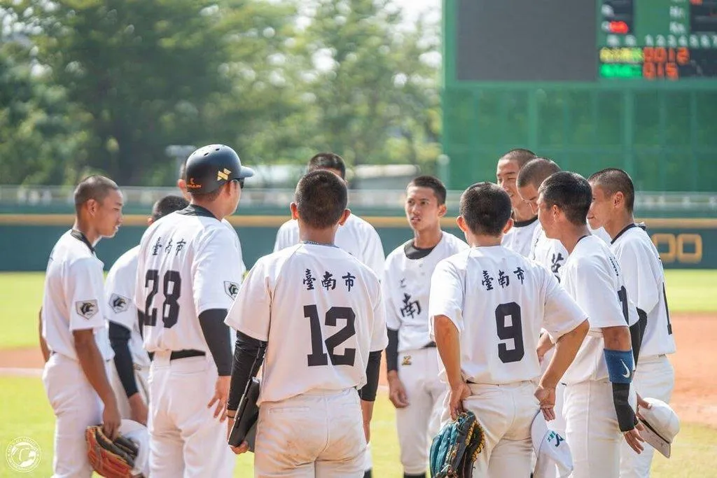 第13屆黑豹旗全國高中棒球大賽持續展開,台南市南英商工13日靠著姜晉錫7局好投飆8K,完封嘉義高中以3比0搶勝晉級16強。圖為南英商工114年11月8日出賽畫面。(展逸提供)