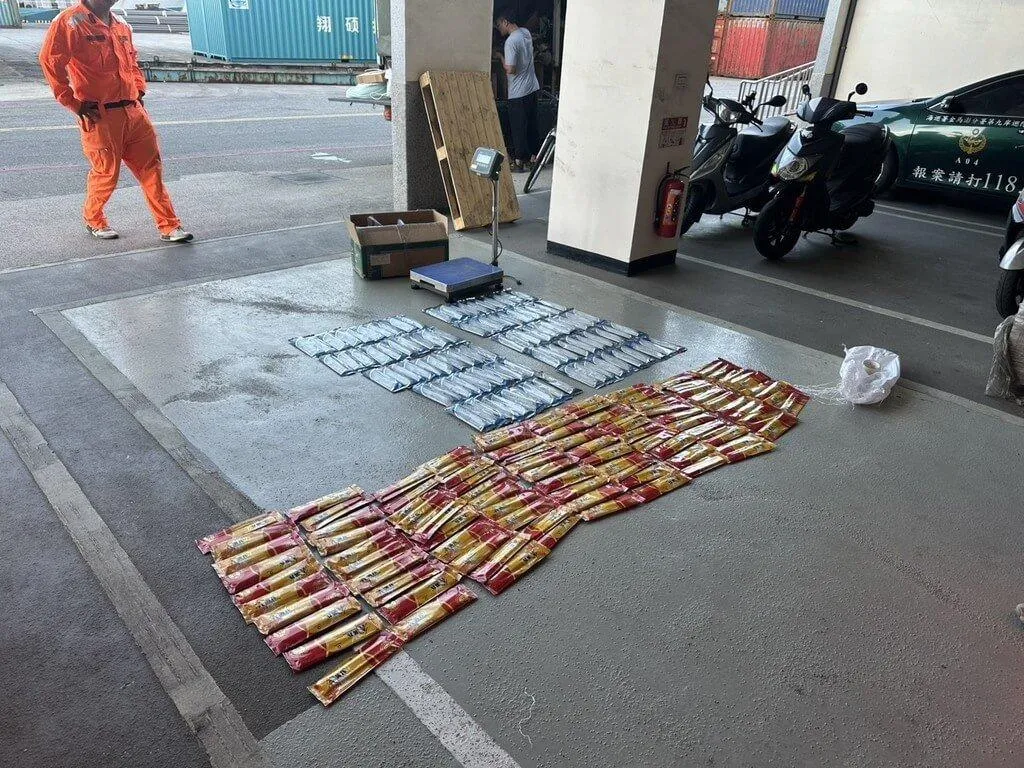 海巡署金馬澎分署第九岸巡隊,昨於料羅商港安檢所執行貨物拆檢勤務時,查獲大陸產製農藥。(圖/海巡署金馬澎分署提供)