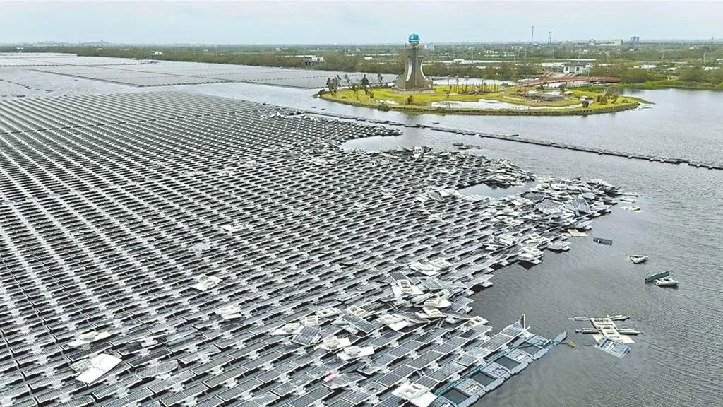 立法院昨日三讀通過「環境影響評估法」等修正草案，欲加嚴光電板環評及設置標準。但6大環團卻發生聲明反批此舉恐造成光電發展全面停滯。（圖/資料照）