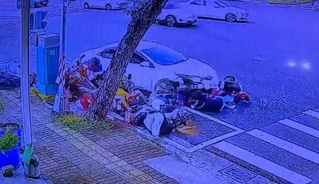 高雄楠梓右轉轎車失控衝入待轉區,9人受傷送醫。(圖/翻攝畫面)
