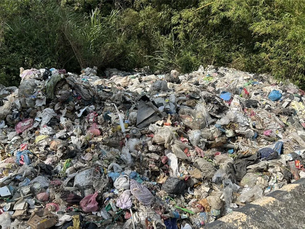 高雄燕巢「月世界」驚見5層樓高、數10噸的「垃圾山」。（圖/高市議員許采蓁提供）