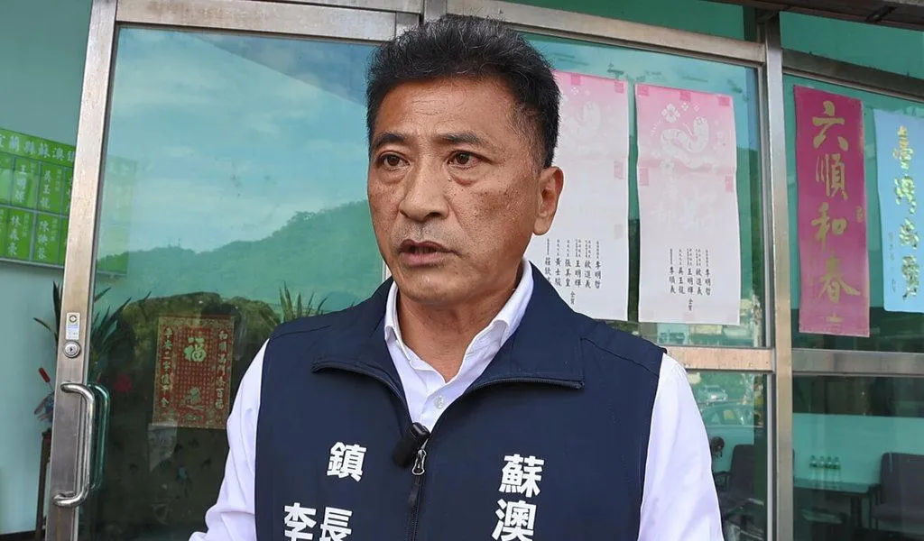 颱風鳳凰襲台造成宜蘭縣蘇澳鎮大淹水，獨居的78歲黃姓婦人不幸在住家溺斃，家屬質疑公所延誤向縣府和中央通報死亡。鎮長李明哲（圖）17日受訪時，向死者及家屬致歉，將深切檢討，並改善通報流程。（蘇澳鎮公所提供）