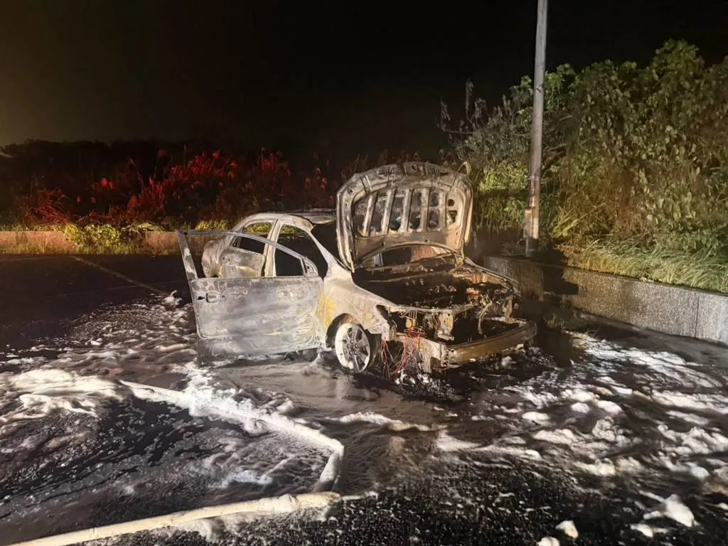 瑞芳調和街轉運站對面停車場發生火燒車事件。（翻攝畫面）