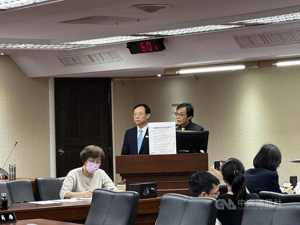 立法院社會福利及衛生環境委員會上，衛福部長石崇良、食藥署長姜至剛報告並備質詢，會中多名立委聚焦芬普尼雞蛋。(圖/中央社)