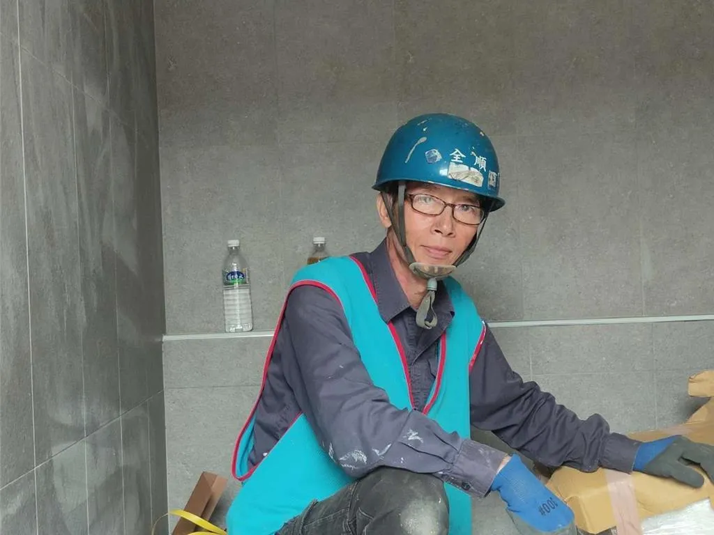 46歲的吳長明透過職訓課程考取「氬氣銲極電銲技術士」證照並成功重返職場。（圖／勞動力發展署桃竹苗分署提供）