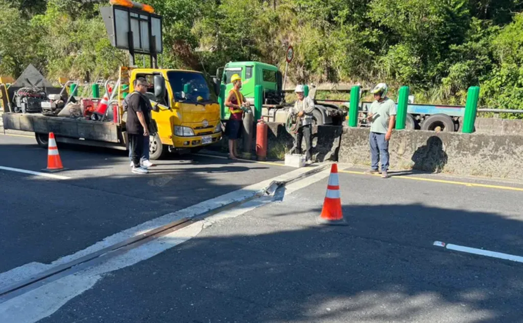 台62線快速道路接連發生交通意外，知名汽車專家也受害，轎車行駛該路段發生爆胎情形。（圖／翻攝畫面）