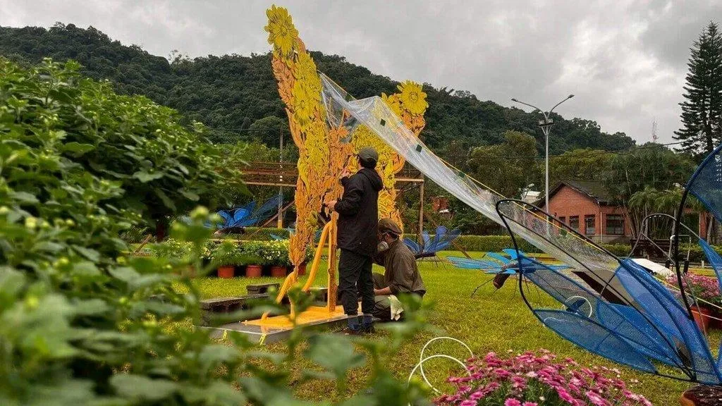 大型裝置「蛻菊」代表園藝職人在16個月間栽培大立菊的過程，呼應主題「匠心築夢」。（圖／台北市公園處提供）