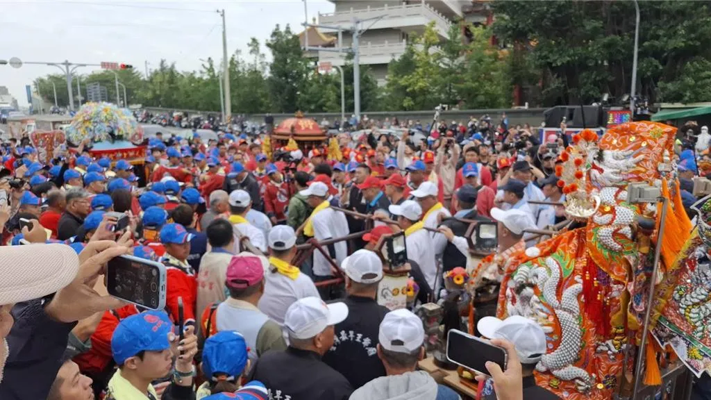 雲林北港朝天宮媽祖鑾轎20日抵達台南北辰橋，與台南市在地廟神轎會香。（圖／中時／程炳璋攝）