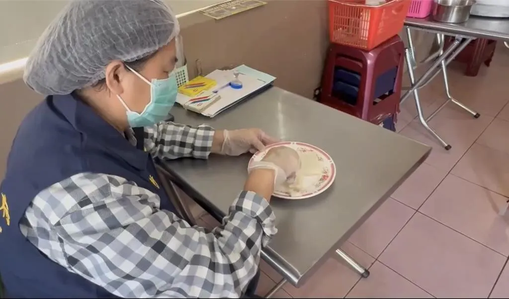 衛生局前往該店稽查，現場檢視食材及成品未發現異物。（圖/高雄市衛生局提供）