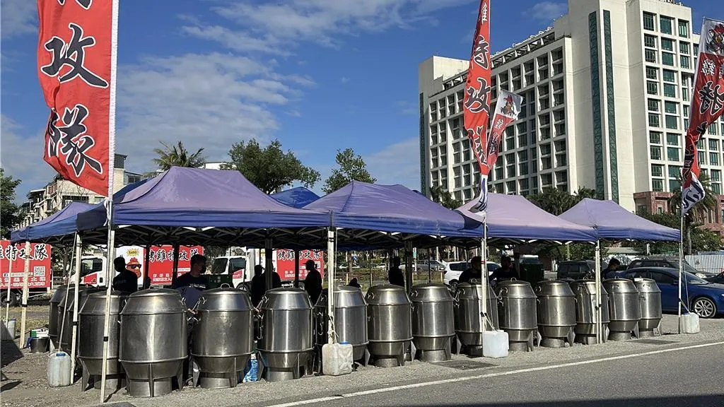 台灣一名烤雞業者因預測鳳凰颱風的颱風假失準，決定兌現承諾，於台東市區免費發放100隻烤雞。（圖／翻攝自中時新聞網）