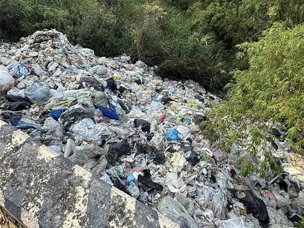 高雄市岡山區碧紅里長李有財、李子森父子涉嫌在月世界山坡地濫倒垃圾，遭法院裁定收押禁見，高市府予以停職，派人代理。（圖/資料照）