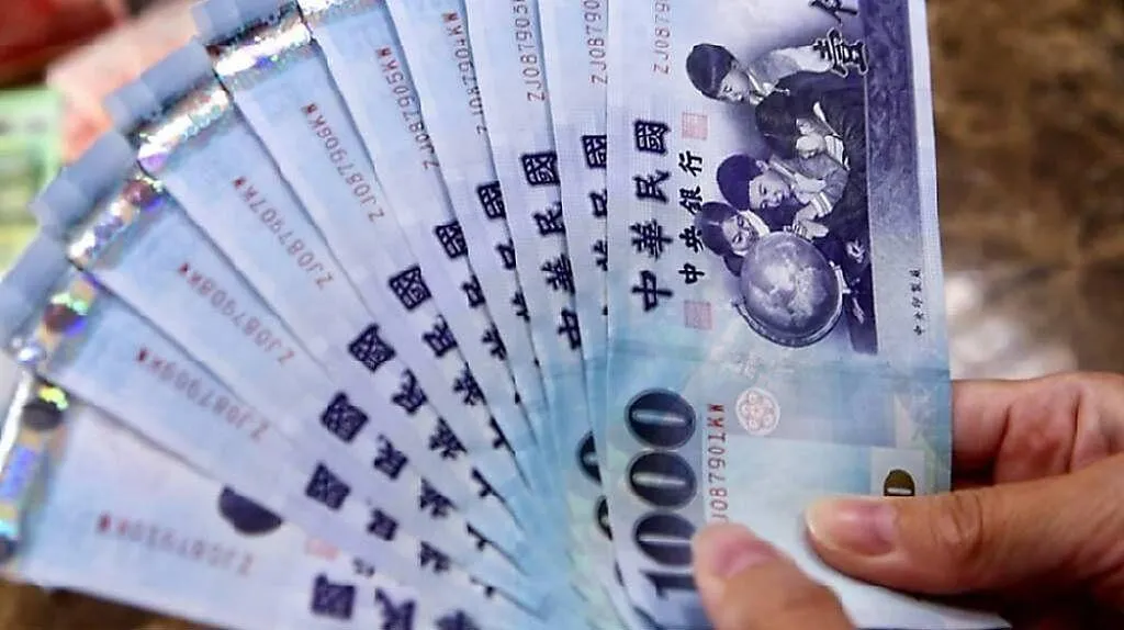 普發現金一萬元「郵局領現」將於24日起開放可於郵局櫃檯領現。（圖/資料照）