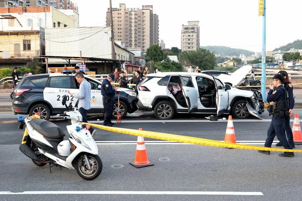 桃園市於24日下午4時左右發生了一起警匪追逐事件。（圖／翻攝自中時新聞網）
