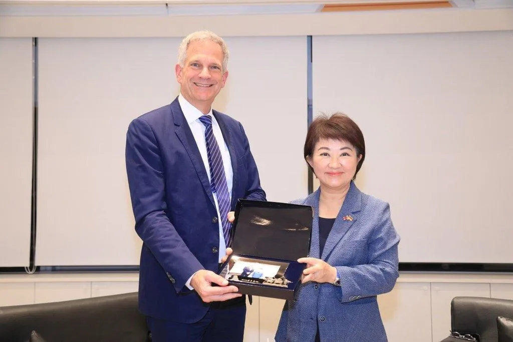 德國在台協會處長狄嘉信25日拜會台中市長盧秀燕。(圖/中央社)
