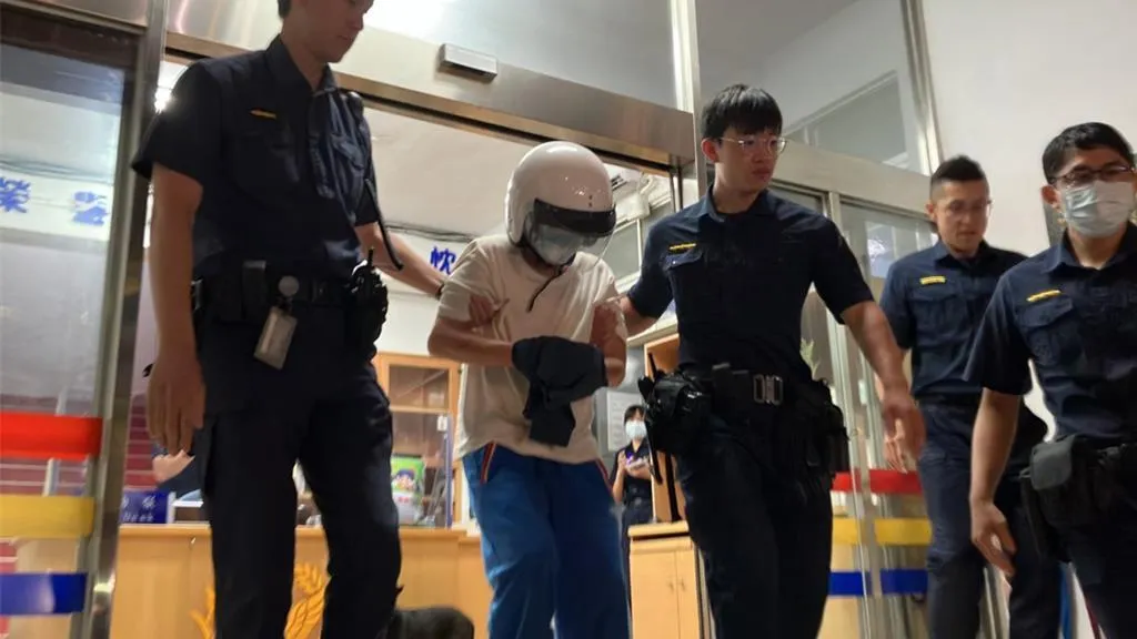 陳男在法庭上態度冷漠,低頭搓揉自己的腳,甚至一度閉上眼睛休息。(圖/資料照/中天新聞)