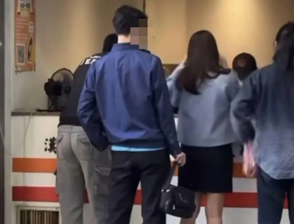 中壢這名男子被網友發現，固定每天上午通勤時間出沒在車站周邊，疑似將鏡頭藏在手提包內偷拍女生裙底。（圖／翻攝照片）