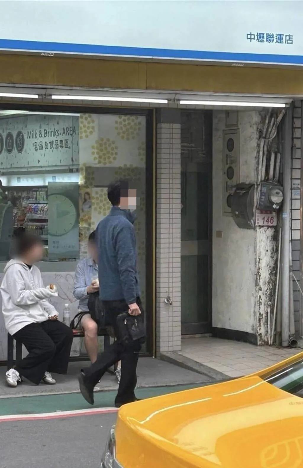 中壢這名男子被網友發現，固定每天上午通勤時間出沒在車站周邊，疑似將鏡頭藏在手提包內偷拍女生裙底，警方已介入處理。（圖／翻攝照片）