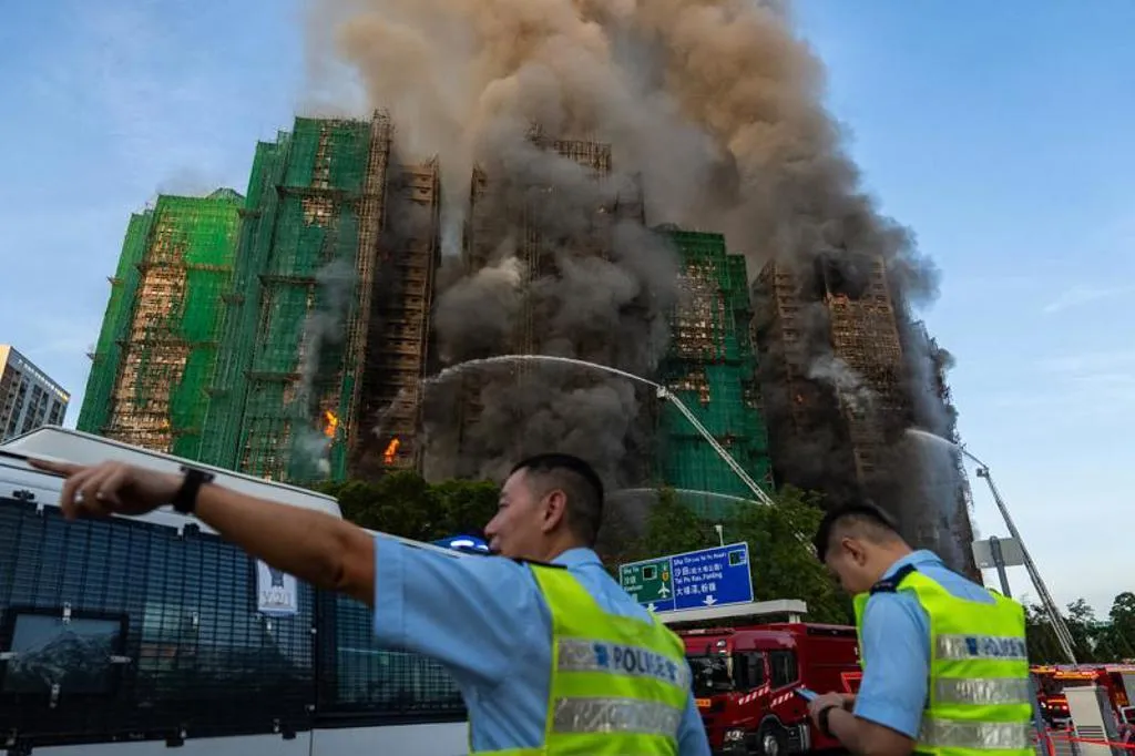 香港大埔宏福苑近2千戶社區26日下午2時51分發生嚴重火警。（圖/美聯社）