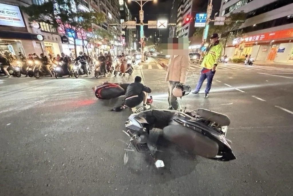 2部機車在復興南路發生追撞。（圖／翻攝畫面）
