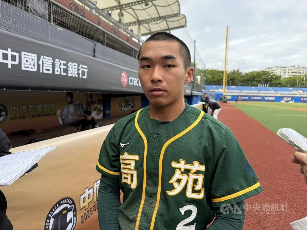 黑豹旗青棒賽高苑工商捕手黃柏凱（圖）27日展現自信阻殺能力，單場2次阻殺也是關鍵，助隊以2比1擊敗鶯歌工商、晉級4強。（圖／中央社）