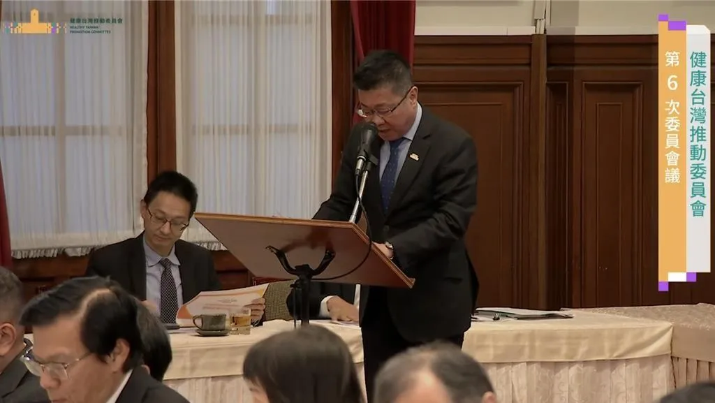 總統府昨日舉辦「健康台灣推動委員會」第6次委員會議，衛福部次長呂建德報告長照3.0政策。（圖/翻攝自總統府頻道）