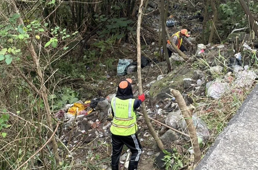 高雄又出現垃圾山。（圖／黃韻涵提供）
