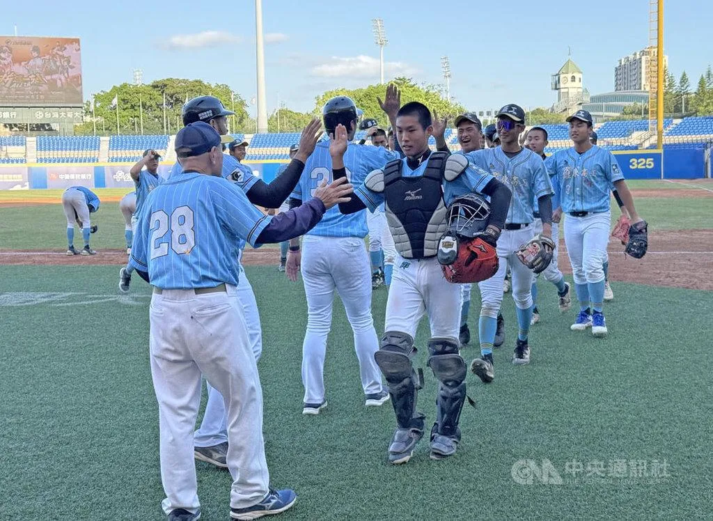 2025黑豹旗全國高中棒球大賽29日進行4強戰，羅東高工（圖）與台東體中交手展現韌性，終場以11比8搶勝、隊史首闖冠軍戰，賽後選手場中列隊致意。（圖／中央社）