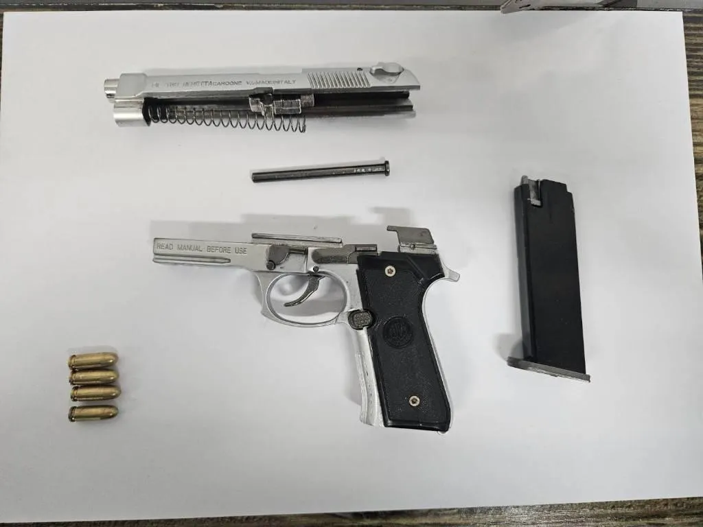 警方不只查獲贓款也起出槍枝，將曾男移送法辦。（圖／警方提供）