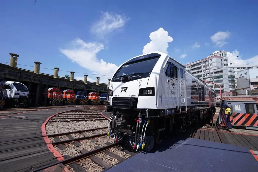 最後5輛R200型柴電機車，因西班牙廠商受到洪災重創，交車時程已調整至115年8月前完成。（資料圖／翻攝自中時新聞網）