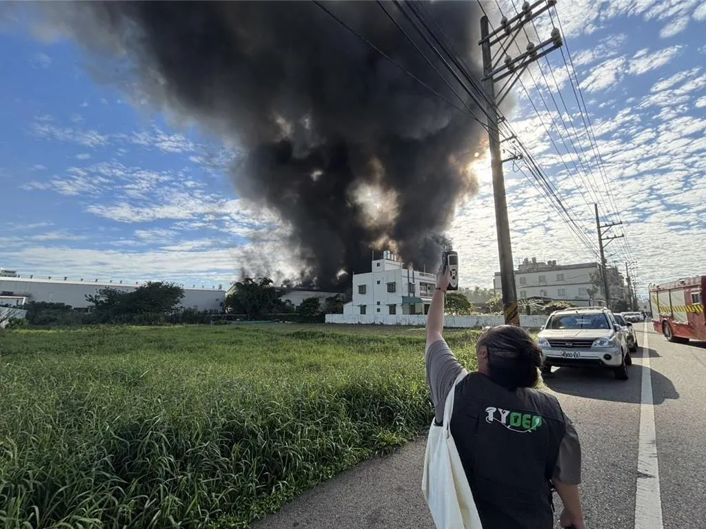 桃園蘆竹某工廠30日早上發生大火，造成當地空氣汙染，環保局將開罰。（圖／環保局提供）