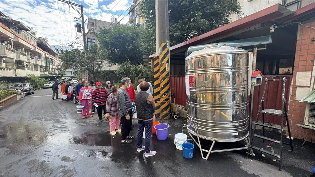 圖為淡水居民11月30日一早排隊接水。（圖/資料照）