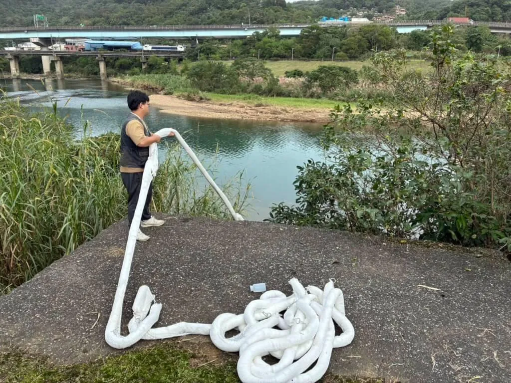 基隆河近日遭受油污污染，導致基隆市及新北汐止地區的自來水出現明顯的油味，影響超過15萬戶居民的生活，甚至影響多所學校，無法正常供應水。（圖／基隆市政府提供）