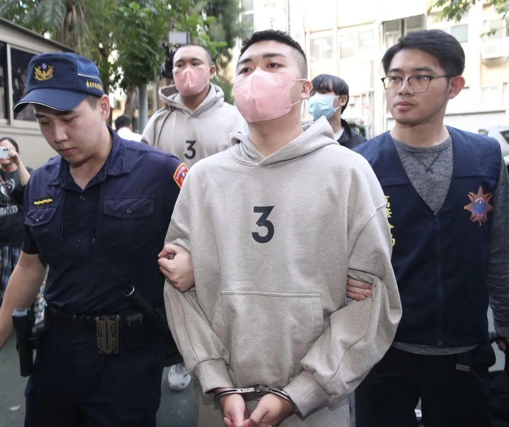 自稱「南萬華教父」高寶勝義子的徐姓男子（前）和王姓共犯（後），砍斷天道盟「黑狗」腳筋，移送北檢複訊，檢方聲押。（圖／翻攝照片）