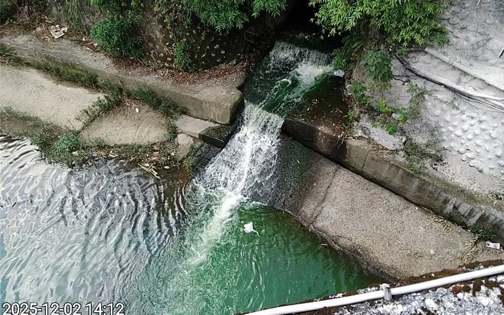 新北市新店區的五重溪近日疑似遭到廢水污染，溪水顏色變為螢光綠，引起民眾關注。（圖／新北市環保局提供）