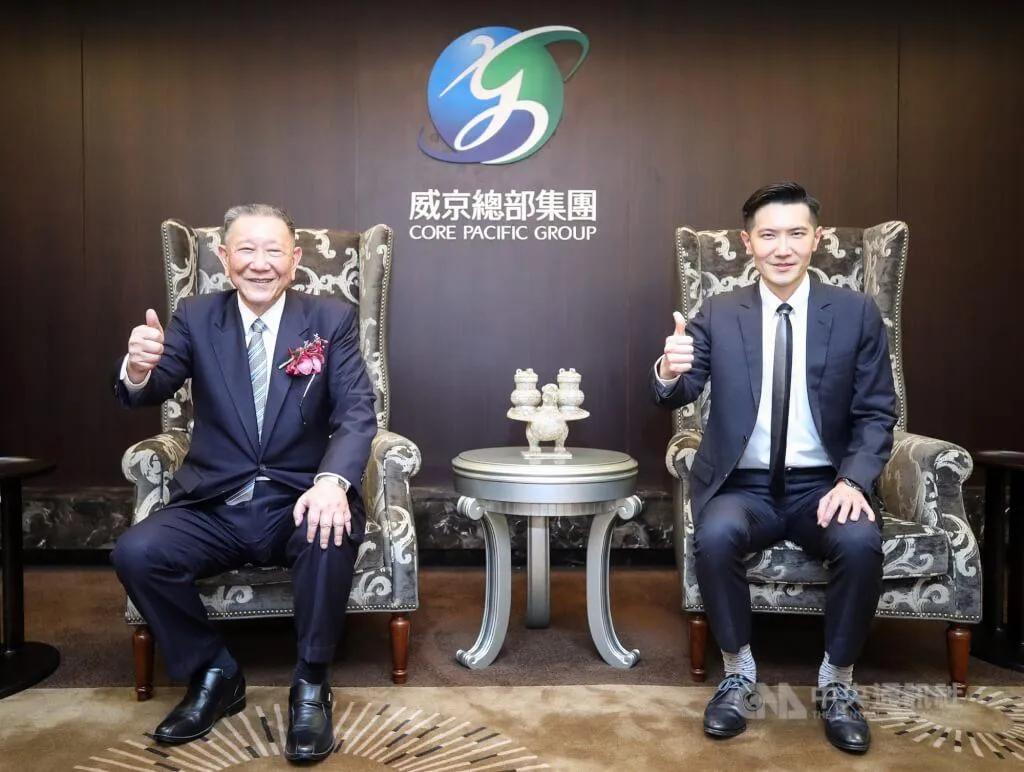 威京集團主席沈慶京（左）與兒子沈輝庭（右）2021年合影。（圖／中央社）