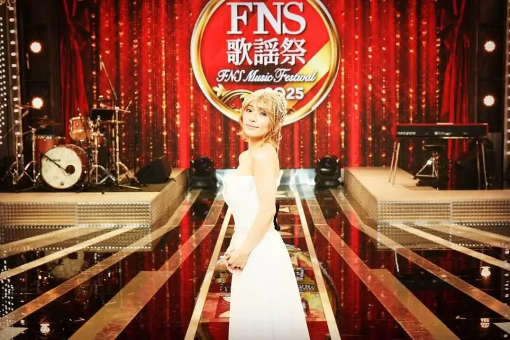 濱崎步以純白禮服造型出演富士電視台節目「2025 FNS歌謠祭 第1夜」。(圖/翻攝濱崎步IG)