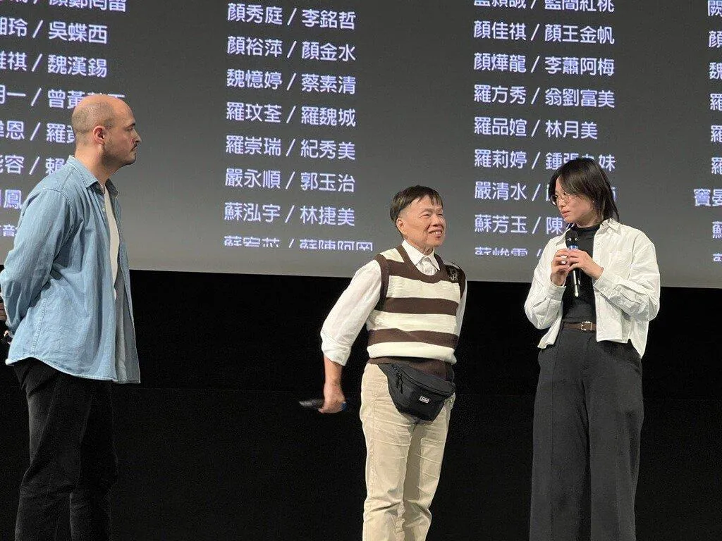導演王小棣（中）受瑞士電影資料館邀請赴瑞士參與年度台灣新浪潮單元活動，她在《魔法阿媽》映後與觀眾交流，策展人韋路爾（左）主持問答，現場反應熱烈。（圖／駐法國台灣文化中心提供）